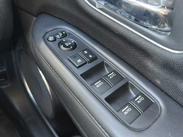 ホンダ ヴェゼル ハイブリッド 静岡県 2017(平29)年 7.2万km クリスタルブラックパール 純正SDナビ/・CD/・DVD/・フルセグＴＶ/・Bluetooth/・HDMI/・USB/・AM/・FM/主要装備/・衝突軽減/・レーンキープ/・追従クルコン/・バックカメラ/・ETC/・ドラレコ/・ハーフレザーシート/・シートヒーターD/N席/・ヒーテッドドアミラー/・ルーフレール/・LEDヘッドライト/・オートライト/・フォグランプ/・パドルシフト/・純正フロアマット/・純正アルミホイール