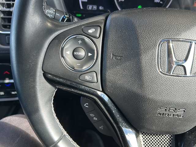 ホンダ ヴェゼル ハイブリッド 静岡県 2017(平29)年 7.2万km クリスタルブラックパール 純正SDナビ/・CD/・DVD/・フルセグＴＶ/・Bluetooth/・HDMI/・USB/・AM/・FM/主要装備/・衝突軽減/・レーンキープ/・追従クルコン/・バックカメラ/・ETC/・ドラレコ/・ハーフレザーシート/・シートヒーターD/N席/・ヒーテッドドアミラー/・ルーフレール/・LEDヘッドライト/・オートライト/・フォグランプ/・パドルシフト/・純正フロアマット/・純正アルミホイール