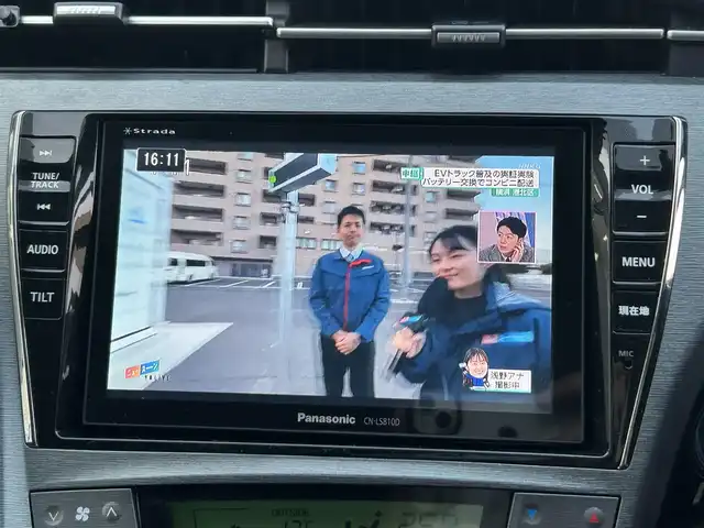 トヨタ プリウス S ツーリングセレ マイコーデ 岡山県 2013(平25)年 11.7万km ブラック (株)IDOMが運営する【じしゃロン岡山店】の自社ローン専用車両です。こちらは現金またはオートローンご利用時の価格です。 自社ローンご希望の方は別途その旨お申し付け下さい/・社外ナビゲーション/・バックカメラ/・ＥＴＣ/・レザーシート