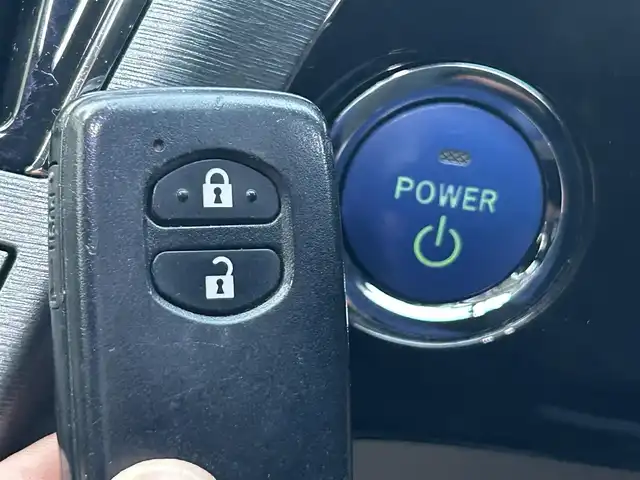 トヨタ プリウス S ツーリングセレ マイコーデ 岡山県 2013(平25)年 11.7万km ブラック (株)IDOMが運営する【じしゃロン岡山店】の自社ローン専用車両です。こちらは現金またはオートローンご利用時の価格です。 自社ローンご希望の方は別途その旨お申し付け下さい/・社外ナビゲーション/・バックカメラ/・ＥＴＣ/・レザーシート