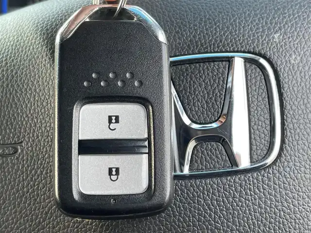 ホンダ フィット ハイブリット Lパッケージ 東京都 2016(平28)年 6.2万km プレミアムホワイトパールⅡ 純正ナビ(VXM-174VFi)/【DVD/CD/FM/AM/TV/ipod/SD/BT/USB】/バックカメラ/ビルトインETC/クルーズコントロール/あんしんパッケージ/・シティブレーキアクティブシステム/・サイドカーテンエアバックシステム/・前席用サイドエアバックシステム/ハーフレザーシート/LEDヘッドライト/本革巻きステアリング/プッシュスタート/スマートキー/スペアキー×１