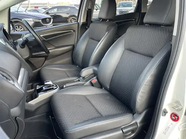 ホンダ フィット ハイブリット Lパッケージ 東京都 2016(平28)年 6.2万km プレミアムホワイトパールⅡ 純正ナビ(VXM-174VFi)/【DVD/CD/FM/AM/TV/ipod/SD/BT/USB】/バックカメラ/ビルトインETC/クルーズコントロール/あんしんパッケージ/・シティブレーキアクティブシステム/・サイドカーテンエアバックシステム/・前席用サイドエアバックシステム/ハーフレザーシート/LEDヘッドライト/本革巻きステアリング/プッシュスタート/スマートキー/スペアキー×１