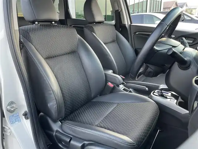 ホンダ フィット ハイブリット Lパッケージ 東京都 2016(平28)年 6.2万km プレミアムホワイトパールⅡ 純正ナビ(VXM-174VFi)/【DVD/CD/FM/AM/TV/ipod/SD/BT/USB】/バックカメラ/ビルトインETC/クルーズコントロール/あんしんパッケージ/・シティブレーキアクティブシステム/・サイドカーテンエアバックシステム/・前席用サイドエアバックシステム/ハーフレザーシート/LEDヘッドライト/本革巻きステアリング/プッシュスタート/スマートキー/スペアキー×１