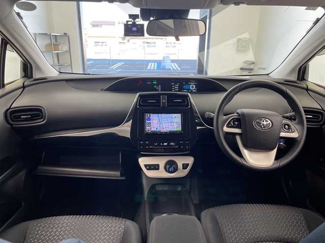 トヨタ プリウス S 奈良県 2018(平30)年 0.4万km アティチュードブラックマイカ セーフティセンス/社外ナビ/バックカメラ/レーダークルーズコントロール/ETC/ドライブレコーダー/レーンキープ/ESC/オートハイビーム/LEDヘッドランプ/フルセグ/オートライト/純正アルミ/スマートキー/プッシュスタート