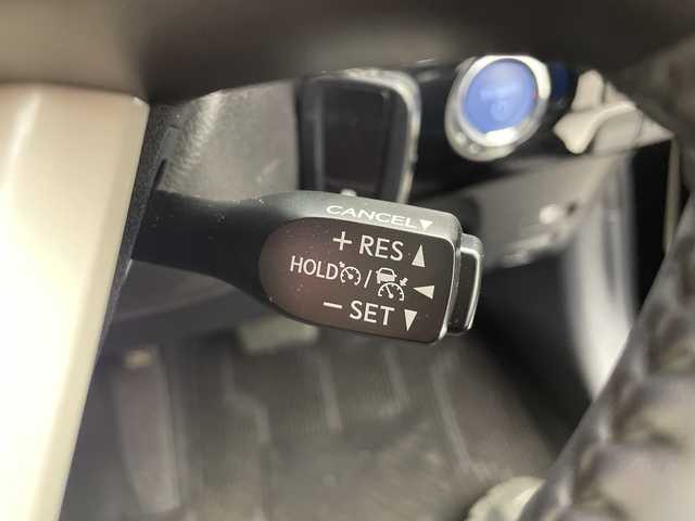 トヨタ プリウス S 奈良県 2018(平30)年 0.4万km アティチュードブラックマイカ セーフティセンス/社外ナビ/バックカメラ/レーダークルーズコントロール/ETC/ドライブレコーダー/レーンキープ/ESC/オートハイビーム/LEDヘッドランプ/フルセグ/オートライト/純正アルミ/スマートキー/プッシュスタート