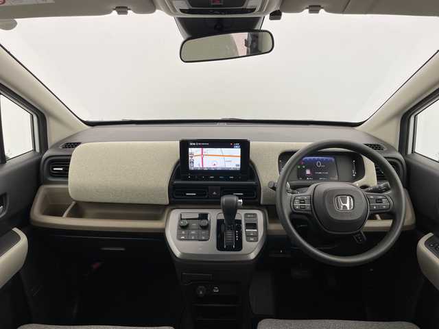 ホンダ フリード AIR 富山県 2024(令6)年 0.8万km プラチナホワイトパール 純正8型ナビ（AM/FM/BT/USB/フルセグ）/バックカメラ/ETC/両側パワースライドドア/衝突被害軽減システム/レーダークルーズコントロール/レーンキープアシスト/コーナーセンサー/横滑り防止装置/アイドリングストップ/オートホールド付電子パーキング/オートLEDライト/オートマチックハイビーム/純正フロアマット/ステアリングスイッチ