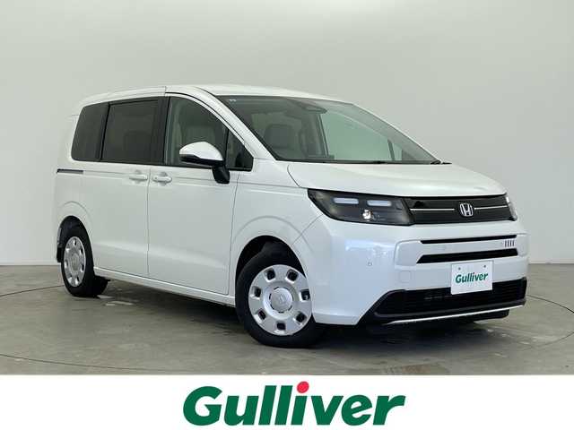 ホンダ フリード AIR 富山県 2024(令6)年 0.8万km プラチナホワイトパール 純正8型ナビ（AM/FM/BT/USB/フルセグ）/バックカメラ/ETC/両側パワースライドドア/衝突被害軽減システム/レーダークルーズコントロール/レーンキープアシスト/コーナーセンサー/横滑り防止装置/アイドリングストップ/オートホールド付電子パーキング/オートLEDライト/オートマチックハイビーム/純正フロアマット/ステアリングスイッチ