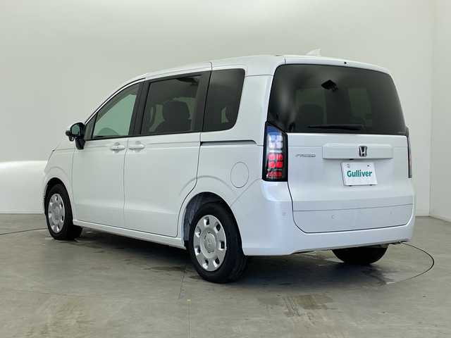 ホンダ フリード AIR 富山県 2024(令6)年 0.8万km プラチナホワイトパール 純正8型ナビ（AM/FM/BT/USB/フルセグ）/バックカメラ/ETC/両側パワースライドドア/衝突被害軽減システム/レーダークルーズコントロール/レーンキープアシスト/コーナーセンサー/横滑り防止装置/アイドリングストップ/オートホールド付電子パーキング/オートLEDライト/オートマチックハイビーム/純正フロアマット/ステアリングスイッチ