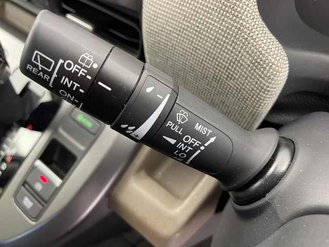 ホンダ フリード AIR 富山県 2024(令6)年 0.8万km プラチナホワイトパール 純正8型ナビ（AM/FM/BT/USB/フルセグ）/バックカメラ/ETC/両側パワースライドドア/衝突被害軽減システム/レーダークルーズコントロール/レーンキープアシスト/コーナーセンサー/横滑り防止装置/アイドリングストップ/オートホールド付電子パーキング/オートLEDライト/オートマチックハイビーム/純正フロアマット/ステアリングスイッチ