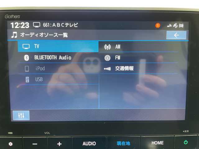 ホンダ フリード AIR 富山県 2024(令6)年 0.8万km プラチナホワイトパール 純正8型ナビ（AM/FM/BT/USB/フルセグ）/バックカメラ/ETC/両側パワースライドドア/衝突被害軽減システム/レーダークルーズコントロール/レーンキープアシスト/コーナーセンサー/横滑り防止装置/アイドリングストップ/オートホールド付電子パーキング/オートLEDライト/オートマチックハイビーム/純正フロアマット/ステアリングスイッチ