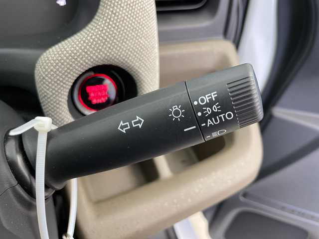 ホンダ フリード AIR 富山県 2024(令6)年 0.8万km プラチナホワイトパール 純正8型ナビ（AM/FM/BT/USB/フルセグ）/バックカメラ/ETC/両側パワースライドドア/衝突被害軽減システム/レーダークルーズコントロール/レーンキープアシスト/コーナーセンサー/横滑り防止装置/アイドリングストップ/オートホールド付電子パーキング/オートLEDライト/オートマチックハイビーム/純正フロアマット/ステアリングスイッチ