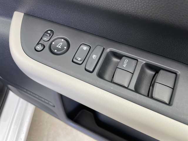 ホンダ フリード AIR 富山県 2024(令6)年 0.8万km プラチナホワイトパール 純正8型ナビ（AM/FM/BT/USB/フルセグ）/バックカメラ/ETC/両側パワースライドドア/衝突被害軽減システム/レーダークルーズコントロール/レーンキープアシスト/コーナーセンサー/横滑り防止装置/アイドリングストップ/オートホールド付電子パーキング/オートLEDライト/オートマチックハイビーム/純正フロアマット/ステアリングスイッチ