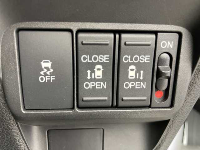 ホンダ フリード AIR 富山県 2024(令6)年 0.8万km プラチナホワイトパール 純正8型ナビ（AM/FM/BT/USB/フルセグ）/バックカメラ/ETC/両側パワースライドドア/衝突被害軽減システム/レーダークルーズコントロール/レーンキープアシスト/コーナーセンサー/横滑り防止装置/アイドリングストップ/オートホールド付電子パーキング/オートLEDライト/オートマチックハイビーム/純正フロアマット/ステアリングスイッチ