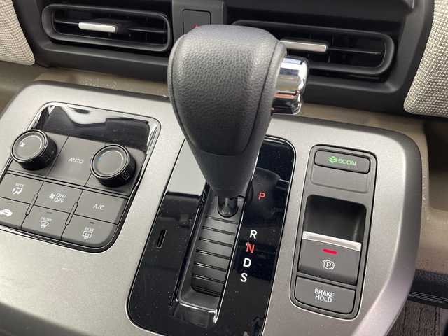 ホンダ フリード AIR 富山県 2024(令6)年 0.8万km プラチナホワイトパール 純正8型ナビ（AM/FM/BT/USB/フルセグ）/バックカメラ/ETC/両側パワースライドドア/衝突被害軽減システム/レーダークルーズコントロール/レーンキープアシスト/コーナーセンサー/横滑り防止装置/アイドリングストップ/オートホールド付電子パーキング/オートLEDライト/オートマチックハイビーム/純正フロアマット/ステアリングスイッチ