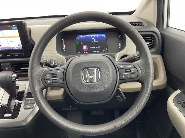 ホンダ フリード AIR 富山県 2024(令6)年 0.8万km プラチナホワイトパール 純正8型ナビ（AM/FM/BT/USB/フルセグ）/バックカメラ/ETC/両側パワースライドドア/衝突被害軽減システム/レーダークルーズコントロール/レーンキープアシスト/コーナーセンサー/横滑り防止装置/アイドリングストップ/オートホールド付電子パーキング/オートLEDライト/オートマチックハイビーム/純正フロアマット/ステアリングスイッチ