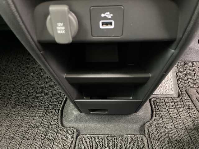 ホンダ フリード AIR 富山県 2024(令6)年 0.8万km プラチナホワイトパール 純正8型ナビ（AM/FM/BT/USB/フルセグ）/バックカメラ/ETC/両側パワースライドドア/衝突被害軽減システム/レーダークルーズコントロール/レーンキープアシスト/コーナーセンサー/横滑り防止装置/アイドリングストップ/オートホールド付電子パーキング/オートLEDライト/オートマチックハイビーム/純正フロアマット/ステアリングスイッチ