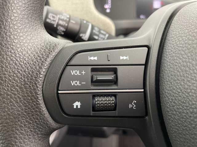 ホンダ フリード AIR 富山県 2024(令6)年 0.8万km プラチナホワイトパール 純正8型ナビ（AM/FM/BT/USB/フルセグ）/バックカメラ/ETC/両側パワースライドドア/衝突被害軽減システム/レーダークルーズコントロール/レーンキープアシスト/コーナーセンサー/横滑り防止装置/アイドリングストップ/オートホールド付電子パーキング/オートLEDライト/オートマチックハイビーム/純正フロアマット/ステアリングスイッチ