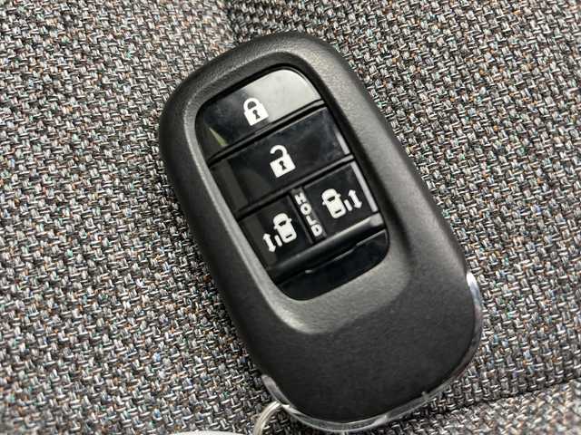 ホンダ フリード AIR 富山県 2024(令6)年 0.8万km プラチナホワイトパール 純正8型ナビ（AM/FM/BT/USB/フルセグ）/バックカメラ/ETC/両側パワースライドドア/衝突被害軽減システム/レーダークルーズコントロール/レーンキープアシスト/コーナーセンサー/横滑り防止装置/アイドリングストップ/オートホールド付電子パーキング/オートLEDライト/オートマチックハイビーム/純正フロアマット/ステアリングスイッチ