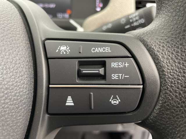 ホンダ フリード AIR 富山県 2024(令6)年 0.8万km プラチナホワイトパール 純正8型ナビ（AM/FM/BT/USB/フルセグ）/バックカメラ/ETC/両側パワースライドドア/衝突被害軽減システム/レーダークルーズコントロール/レーンキープアシスト/コーナーセンサー/横滑り防止装置/アイドリングストップ/オートホールド付電子パーキング/オートLEDライト/オートマチックハイビーム/純正フロアマット/ステアリングスイッチ