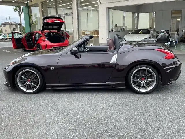 日産 フェアレディ Ｚ ロードスター バージョンST 神奈川県 2009(平21)年 3.5万km プレミアムディープマルーン 社外エアロ(F/S/R)/RAYS19インチAW/紫革シート/純正HDDナビ・地デジTV/純正CD/DVD/MSV/BT再生/バックモニター/ビルトインETC/360°ドライブレコーダー/前席パワーシート/シートヒーター/エアシート/電動オープン/HIDライト/ステアリングスイッチ/電格ミラー/パドルシフト/プッシュスタート/インテリキー×2/H22/23/24/25/26/28/30/R4/5年整備記録/保証書・取説あり