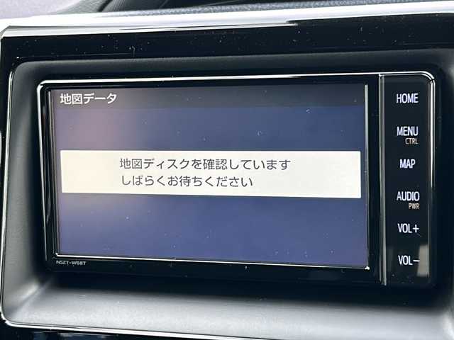 トヨタ ノア Si ダブルバイビー 秋田県 2018(平30)年 6.6万km ホワイトパールクリスタルシャイン 登録時走行距離65205km/4WD/ワンオーナー/純正ナビ（Bluetooth、CD/DVD、フルセグTV）/バックカメラ/ETC/クルーズコントロール/両側パワースライドドア/前方ドライブレコーダー/ハーフレザーシート/ワイパーデアイサー/アイドリングストップ/横滑り防止装置/衝突被害軽減システム/車線逸脱警報/盗難防止装置/純正16インチAW/スタッドレスタイヤ積込/LEDライト/フォグランプ/オートマチックハイビーム/オートライト/純正フロアマット/スマートキー/スペアキー