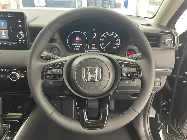 ホンダ ヴェゼル ハイブリッド e:HEV Z 滋賀県 2025(令7)年 0.1万km未満 クリスタルブラックパール 登録済未使用車/純正9インチナビ【Bluetooth/AppleCarPlay/USB】/バックカメラ/シートヒーター/ハーフレザーシート /パワーバックドア/LEDライト/オートライト/ETC2.0/Honda SENSING/レーダークルーズコントロール/レーンキープアシスト/AFS/前後ソナー/ワイヤレス充電/プッシュスタート/スマートキー