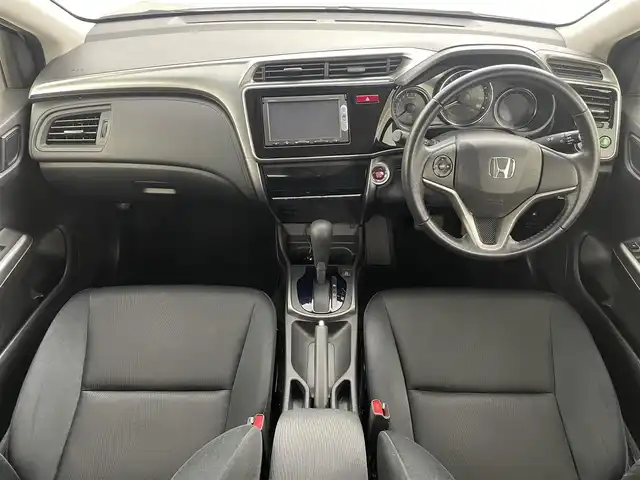 ホンダ グレイス LX 福島県 2015(平27)年 17.5万km ホワイトオーキッドパール 純正ナビ/・型番：VXM-155VSi/・ワンセグTV/BT/CD/DVD/・バックカメラ/・ETC/・ドライブレコーダー/アイドリングストップ/革巻きステアリング/・ステアリングリモコン/プッシュスタート/・スマートキー/・スペアキー/LEDヘッドライト/・オートライト/電動格納ミラー/純正フロアマット/ドアバイザー/保証書