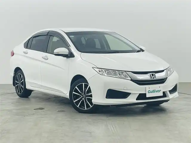 ホンダ グレイス LX 福島県 2015(平27)年 17.5万km ホワイトオーキッドパール 純正ナビ/・型番：VXM-155VSi/・ワンセグTV/BT/CD/DVD/・バックカメラ/・ETC/・ドライブレコーダー/アイドリングストップ/革巻きステアリング/・ステアリングリモコン/プッシュスタート/・スマートキー/・スペアキー/LEDヘッドライト/・オートライト/電動格納ミラー/純正フロアマット/ドアバイザー/保証書