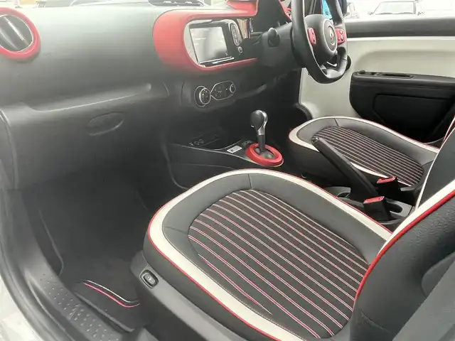 ルノー トゥインゴ ルコックスポルティフ 静岡県 2019(令1)年 2.4万km パール 200台限定モデル/専用エクステリア　インテリア/専用１６インチアロイホイール/EASY LINK  Bluetooth CarPlay対応/バックカメラ/シートヒーター /ブルーレンズドアミラー/車線逸脱警報/オートライト /プライバシーガラス /キーレス