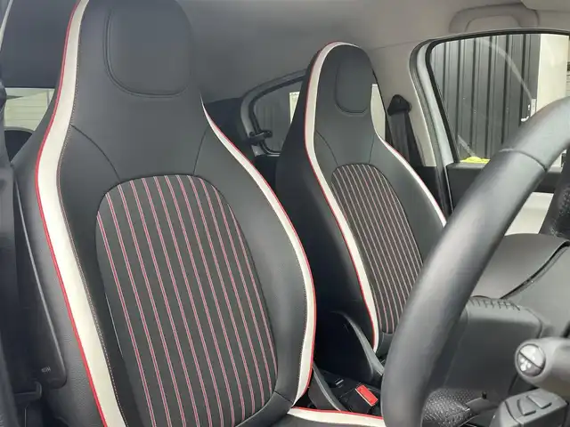 ルノー トゥインゴ ルコックスポルティフ 静岡県 2019(令1)年 2.4万km パール 200台限定モデル/専用エクステリア　インテリア/専用１６インチアロイホイール/EASY LINK  Bluetooth CarPlay対応/バックカメラ/シートヒーター /ブルーレンズドアミラー/車線逸脱警報/オートライト /プライバシーガラス /キーレス