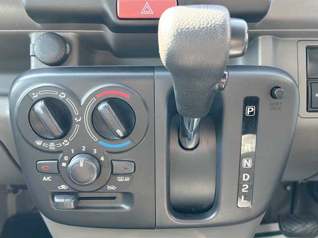 スズキ エブリイ PC 道北・旭川 2023(令5)年 0.9万km ノクターンブルーパール 4WD/ディスプレイオーディオ（BT/USB/FM/AM）/バックカメラ/ルーフシェルフ/スズキセーフティーサポート/デュエルカメラブレーキサポート/アイドリングストップ/横滑り防止装置/レーンキープアシスト/衝突被害軽減システム/電動格納ミラー/ライトレベライザー/オートライト/オートマチックハイビーム/盗難防止装置/純正ドアバイザー/保証書/取扱説明書