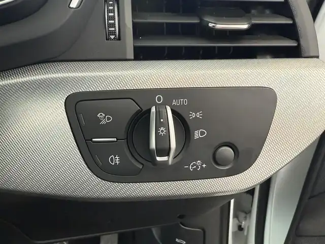 アウディ Ａ４ 35TDI アドバンスド 愛知県 2022(令4)年 2.1万km グレイシアホワイトメタリック /禁煙//正規ディーラー車//ディーラー記録簿//MMIナビ//AppleCarPlay/AndroidAuto//AM/FM/USB/BT//バーチャルコックピットプラス//全方位カメラ//純正17AW//アウディプレセンスシティ//アウディプレセンスリア//ACC//アウディアクティブレーンアシスト//アウディサイドアシスト//アウディパーキングシステム//トラフィックジャムアシスト//パーキングアシスト//ビルトインETC2.0//シートヒーター//パワーシート//革巻きステアリング//ステアリングスイッチ//パドルシフト//電動格納ウィンカーミラー//LEDオートライト//フォグランプ//アイドリングストップ//電動パーキング//横滑り防止//アンビエントライト//ISOFIX//純正ラバーマット//スマートキー//プッシュスタート//保証書//取扱説明書//スペアキー