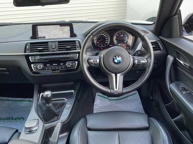 ＢＭＷ Ｍ２ 東京都 2017(平29)年 1.1万km アルピンホワイトⅢ 新車時保証書　整備記録簿　取扱説明書/インテリジェントセーフティー/車線逸脱警告/クルーズコントロール/アイドリングストップ/純正HDDナビ/CD/DVD/REC/USB/BT/バックカメラ　ルームミラー内臓ETC/フロントパワーシート【運転席メモリー付】/レザーシート/シートヒーター/HIDヘッドライト/オートライト/スマートキー×２/革巻きハンドル/純正19インチアルミ
