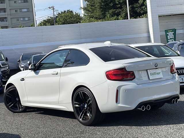 ＢＭＷ Ｍ２ 東京都 2017(平29)年 1.1万km アルピンホワイトⅢ 新車時保証書　整備記録簿　取扱説明書/インテリジェントセーフティー/車線逸脱警告/クルーズコントロール/アイドリングストップ/純正HDDナビ/CD/DVD/REC/USB/BT/バックカメラ　ルームミラー内臓ETC/フロントパワーシート【運転席メモリー付】/レザーシート/シートヒーター/HIDヘッドライト/オートライト/スマートキー×２/革巻きハンドル/純正19インチアルミ