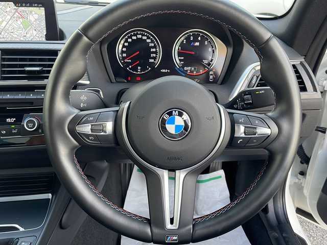 ＢＭＷ Ｍ２ 東京都 2017(平29)年 1.1万km アルピンホワイトⅢ 新車時保証書　整備記録簿　取扱説明書/インテリジェントセーフティー/車線逸脱警告/クルーズコントロール/アイドリングストップ/純正HDDナビ/CD/DVD/REC/USB/BT/バックカメラ　ルームミラー内臓ETC/フロントパワーシート【運転席メモリー付】/レザーシート/シートヒーター/HIDヘッドライト/オートライト/スマートキー×２/革巻きハンドル/純正19インチアルミ