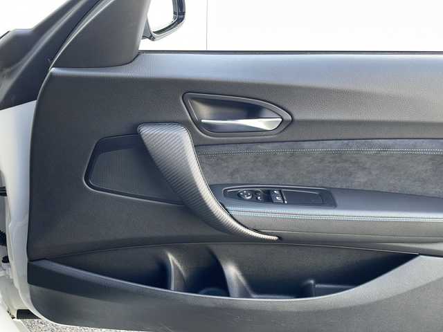 ＢＭＷ Ｍ２ 東京都 2017(平29)年 1.1万km アルピンホワイトⅢ 新車時保証書　整備記録簿　取扱説明書/インテリジェントセーフティー/車線逸脱警告/クルーズコントロール/アイドリングストップ/純正HDDナビ/CD/DVD/REC/USB/BT/バックカメラ　ルームミラー内臓ETC/フロントパワーシート【運転席メモリー付】/レザーシート/シートヒーター/HIDヘッドライト/オートライト/スマートキー×２/革巻きハンドル/純正19インチアルミ