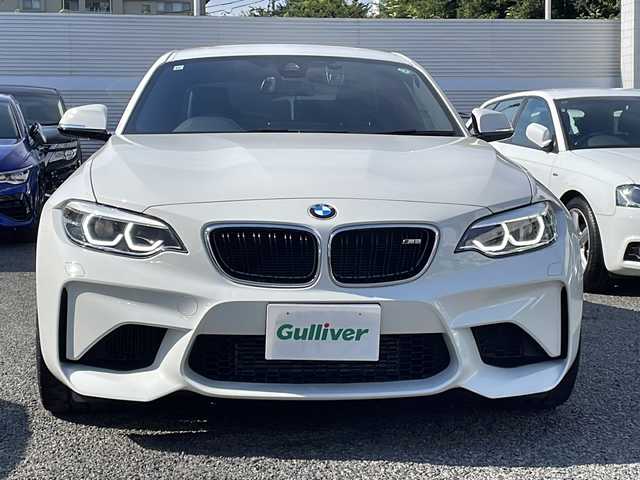 ＢＭＷ Ｍ２ 東京都 2017(平29)年 1.1万km アルピンホワイトⅢ 新車時保証書　整備記録簿　取扱説明書/インテリジェントセーフティー/車線逸脱警告/クルーズコントロール/アイドリングストップ/純正HDDナビ/CD/DVD/REC/USB/BT/バックカメラ　ルームミラー内臓ETC/フロントパワーシート【運転席メモリー付】/レザーシート/シートヒーター/HIDヘッドライト/オートライト/スマートキー×２/革巻きハンドル/純正19インチアルミ