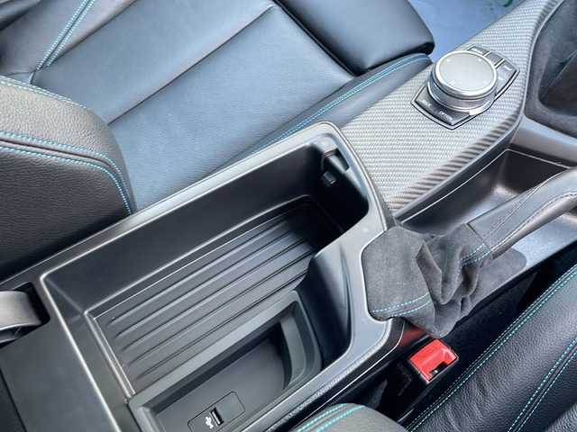 ＢＭＷ Ｍ２ 東京都 2017(平29)年 1.1万km アルピンホワイトⅢ 新車時保証書　整備記録簿　取扱説明書/インテリジェントセーフティー/車線逸脱警告/クルーズコントロール/アイドリングストップ/純正HDDナビ/CD/DVD/REC/USB/BT/バックカメラ　ルームミラー内臓ETC/フロントパワーシート【運転席メモリー付】/レザーシート/シートヒーター/HIDヘッドライト/オートライト/スマートキー×２/革巻きハンドル/純正19インチアルミ