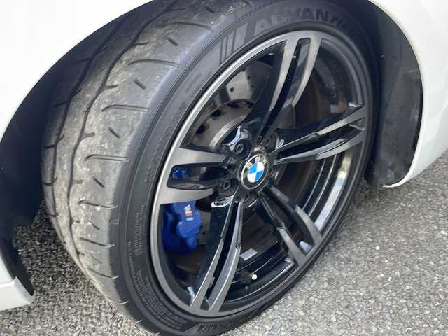 ＢＭＷ Ｍ２ 東京都 2017(平29)年 1.1万km アルピンホワイトⅢ 新車時保証書　整備記録簿　取扱説明書/インテリジェントセーフティー/車線逸脱警告/クルーズコントロール/アイドリングストップ/純正HDDナビ/CD/DVD/REC/USB/BT/バックカメラ　ルームミラー内臓ETC/フロントパワーシート【運転席メモリー付】/レザーシート/シートヒーター/HIDヘッドライト/オートライト/スマートキー×２/革巻きハンドル/純正19インチアルミ