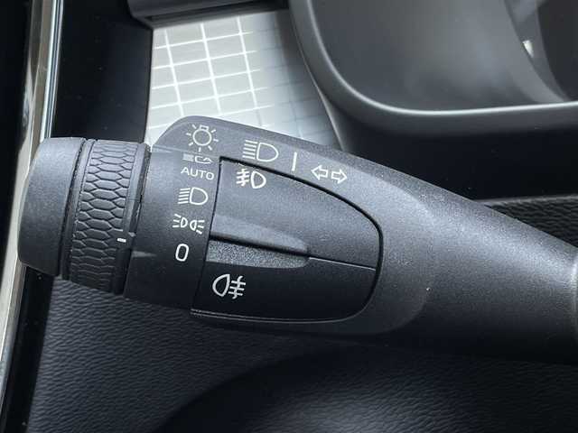 ボルボ ＸＣ４０ B4 モメンタム 三重県 2021(令3)年 2万km パール ACC/インテリセーフ/シティセーフティ/レーンアシスト/BLIS　/純正ナビ/全方位カメラ/フルセグTV/電動リアゲート/パワーシート/シートヒーター/純正18インチアルミ/AppleCarPlay/AndroidAuto/LEDライト/ETC