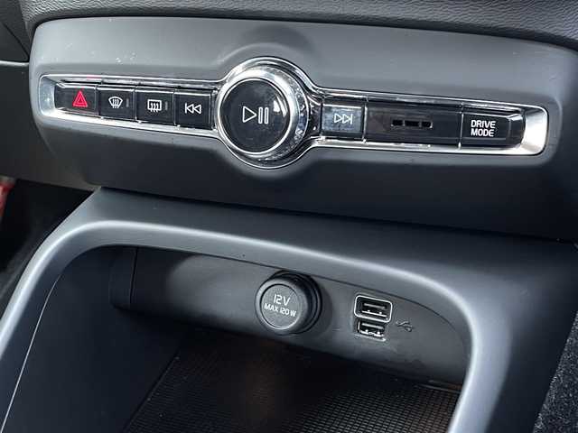 ボルボ ＸＣ４０ B4 モメンタム 三重県 2021(令3)年 2万km パール ACC/インテリセーフ/シティセーフティ/レーンアシスト/BLIS　/純正ナビ/全方位カメラ/フルセグTV/電動リアゲート/パワーシート/シートヒーター/純正18インチアルミ/AppleCarPlay/AndroidAuto/LEDライト/ETC