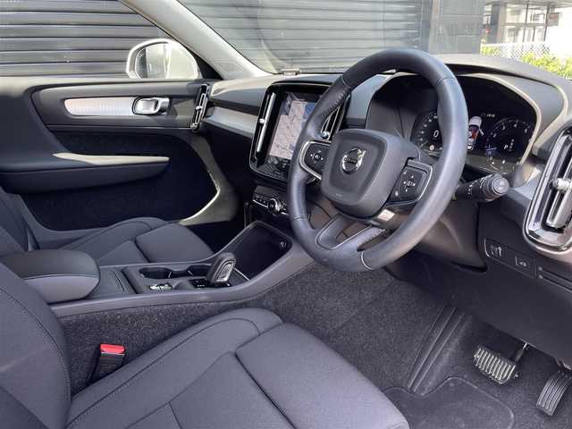 ボルボ ＸＣ４０ B4 モメンタム 三重県 2021(令3)年 2万km パール ACC/インテリセーフ/シティセーフティ/レーンアシスト/BLIS　/純正ナビ/全方位カメラ/フルセグTV/電動リアゲート/パワーシート/シートヒーター/純正18インチアルミ/AppleCarPlay/AndroidAuto/LEDライト/ETC
