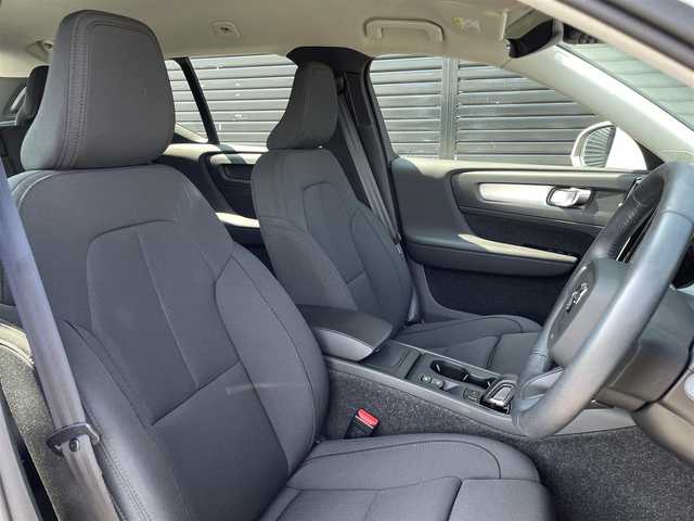 ボルボ ＸＣ４０ B4 モメンタム 三重県 2021(令3)年 2万km パール ACC/インテリセーフ/シティセーフティ/レーンアシスト/BLIS　/純正ナビ/全方位カメラ/フルセグTV/電動リアゲート/パワーシート/シートヒーター/純正18インチアルミ/AppleCarPlay/AndroidAuto/LEDライト/ETC