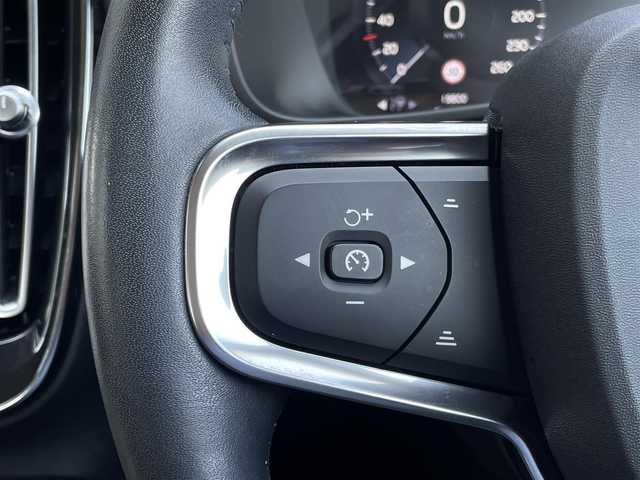 ボルボ ＸＣ４０ B4 モメンタム 三重県 2021(令3)年 2万km パール ACC/インテリセーフ/シティセーフティ/レーンアシスト/BLIS　/純正ナビ/全方位カメラ/フルセグTV/電動リアゲート/パワーシート/シートヒーター/純正18インチアルミ/AppleCarPlay/AndroidAuto/LEDライト/ETC