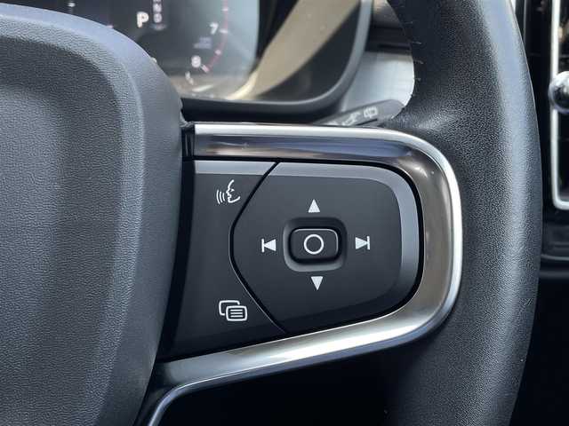 ボルボ ＸＣ４０ B4 モメンタム 三重県 2021(令3)年 2万km パール ACC/インテリセーフ/シティセーフティ/レーンアシスト/BLIS　/純正ナビ/全方位カメラ/フルセグTV/電動リアゲート/パワーシート/シートヒーター/純正18インチアルミ/AppleCarPlay/AndroidAuto/LEDライト/ETC