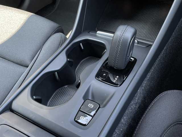 ボルボ ＸＣ４０ B4 モメンタム 三重県 2021(令3)年 2万km パール ACC/インテリセーフ/シティセーフティ/レーンアシスト/BLIS　/純正ナビ/全方位カメラ/フルセグTV/電動リアゲート/パワーシート/シートヒーター/純正18インチアルミ/AppleCarPlay/AndroidAuto/LEDライト/ETC
