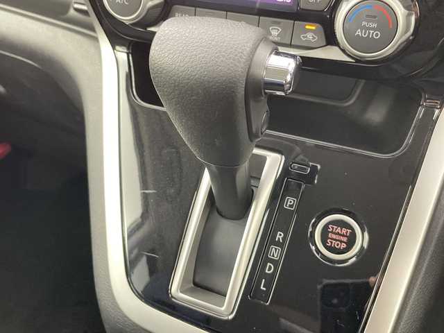 日産 セレナ X Vセレクション 道央・札幌 2017(平29)年 5万km ブリリアントホワイトパール ・4WD/・エマージェンシーブレーキ/・純正9インチナビ/・Bluetooth/CD/DVD/・Blu-ray/USB/フルセグTV/・クルーズコントロール/・両側パワースライドドア/・アラウンドビューモニター/・バックカメラ/・パーキングアシスト/・横滑り防止装置/・コーナーセンサー/・オートライト/・ドライブレコーダー/・スマートキー/スペアキー1本