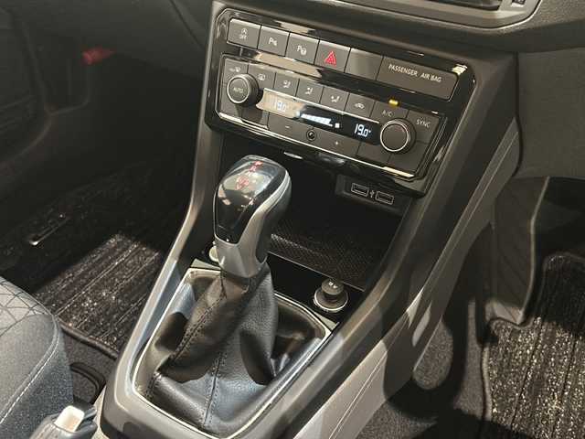 フォルクスワーゲン Ｔ－クロス TSI 1st 新潟県 2020(令2)年 2.5万km ピュアホワイト 純正ナビ/(CD/DVD/Bluetooth/USB/フルセグTV)/バックカメラ/ETC/ドライブレコーダー/オールインセーフティ/-アダプティブクルーズコントロール/-レーンキープアシスト/-ブラインドスポットアシスト/-プリクラッシュセーフティ/-パーキングアシスト/LEDヘッドライト/純正16インチアルミホイール/コーナーセンサー
