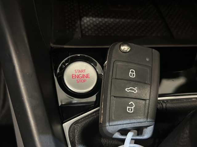 フォルクスワーゲン Ｔ－クロス TSI 1st 新潟県 2020(令2)年 2.5万km ピュアホワイト 純正ナビ/(CD/DVD/Bluetooth/USB/フルセグTV)/バックカメラ/ETC/ドライブレコーダー/オールインセーフティ/-アダプティブクルーズコントロール/-レーンキープアシスト/-ブラインドスポットアシスト/-プリクラッシュセーフティ/-パーキングアシスト/LEDヘッドライト/純正16インチアルミホイール/コーナーセンサー