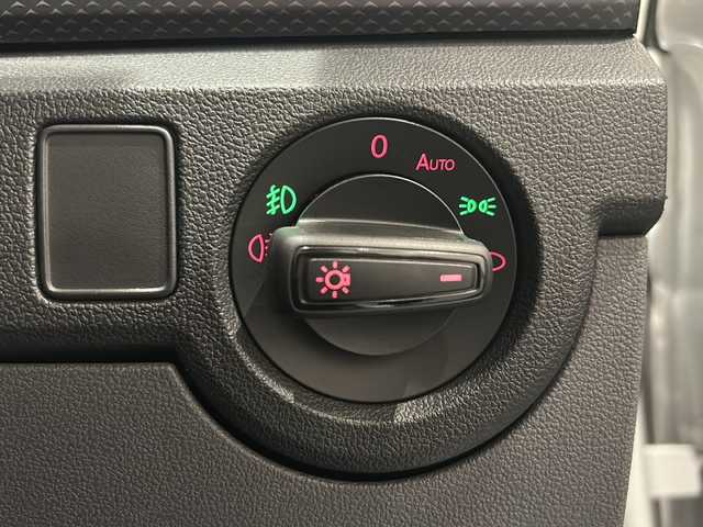 フォルクスワーゲン Ｔ－クロス TSI 1st 新潟県 2020(令2)年 2.5万km ピュアホワイト 純正ナビ/(CD/DVD/Bluetooth/USB/フルセグTV)/バックカメラ/ETC/ドライブレコーダー/オールインセーフティ/-アダプティブクルーズコントロール/-レーンキープアシスト/-ブラインドスポットアシスト/-プリクラッシュセーフティ/-パーキングアシスト/LEDヘッドライト/純正16インチアルミホイール/コーナーセンサー